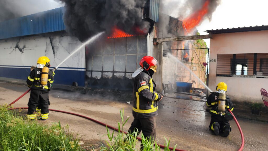 Corpo de Bombeiros combate incêndio em galpão de fábrica na zona norte de Manaus