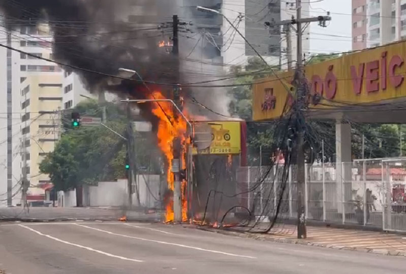 Incêndio destrói fiação elétrica em cruzamento da zona Centro-Sul e trânsito é desviado