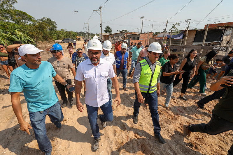 “Nós vamos sair da lama”, destaca moradora do Parque Solimões após chegada do programa Asfalta Amazonas