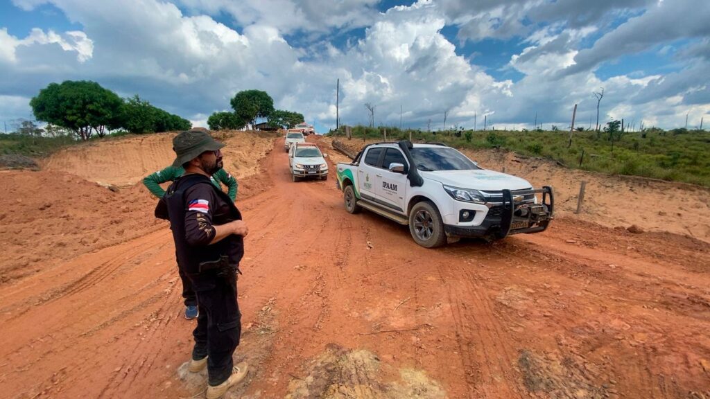 As autuações ocorreram durante a 4ª fase da ação, que apreendeu, ainda motosserras, caminhão e trator