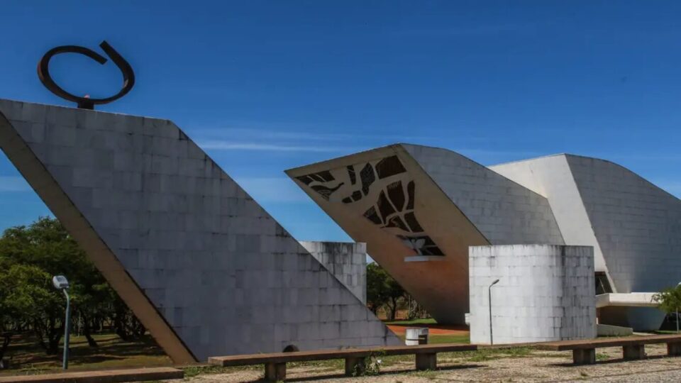 “Chama eterna” da democracia que adorna monumento no DF está apagada por falta de gás